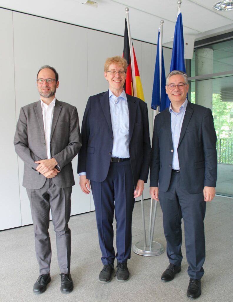 Prof. Harald Kosch (University of Passau), Prof. Michael Beurskens (University of Passau) and Alexandre A. Vulic (French Consul General) at the IRIXYS Young Scientists’ Workshop Passau, Germany June 2025 ©Universität Passau